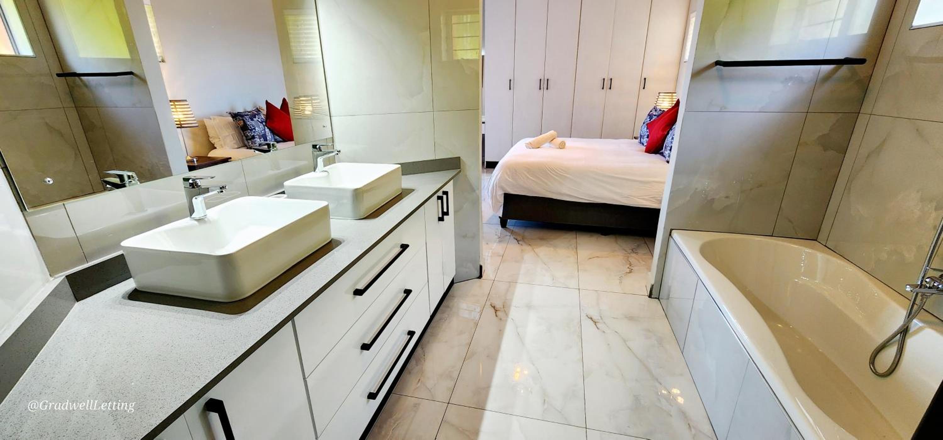 Alomsee 10 - Sleeps 8 with amazing views of the sea