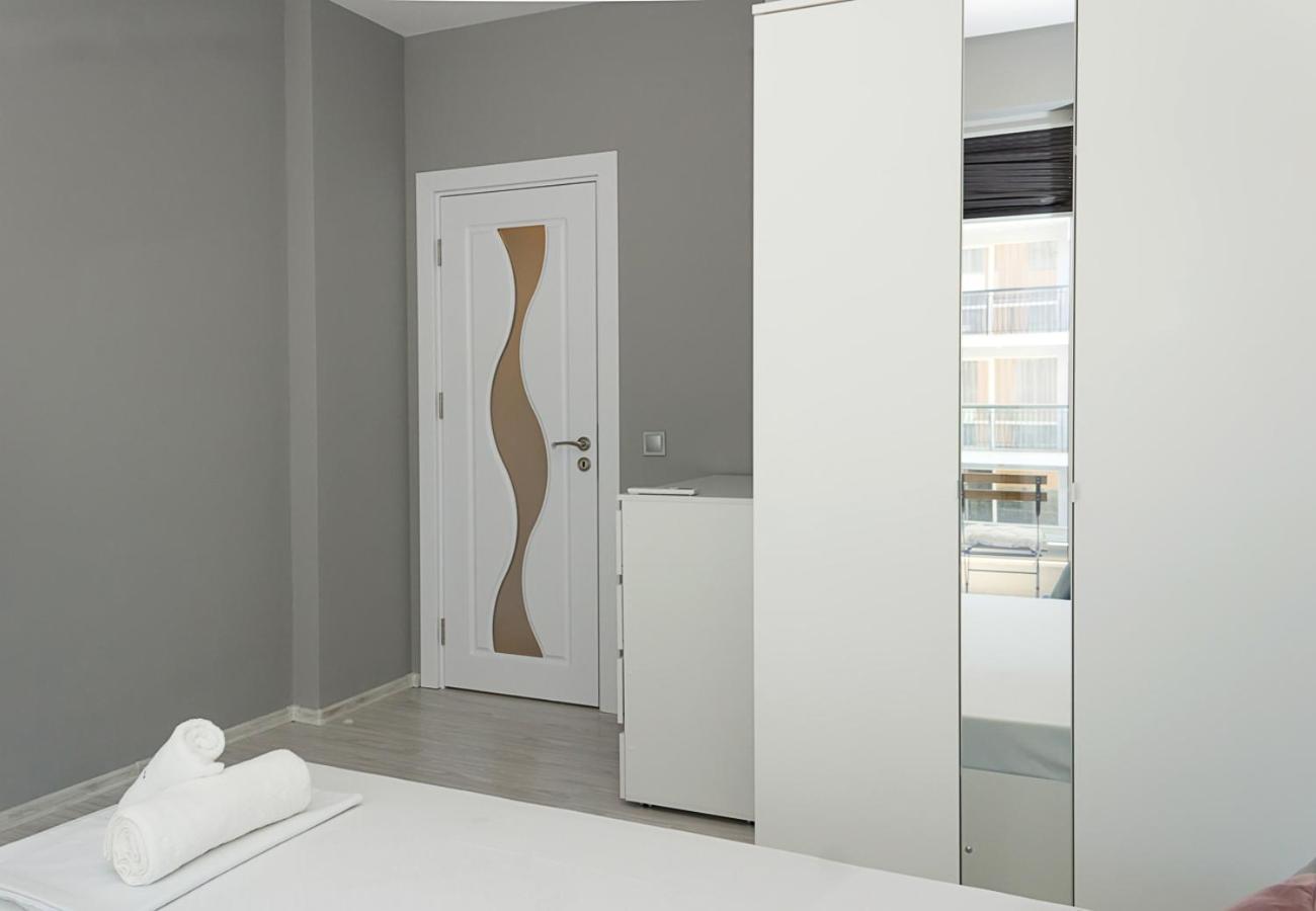 Sunny 1BD Flat in St Constantine & Helena Complex by Flat Mаnаger