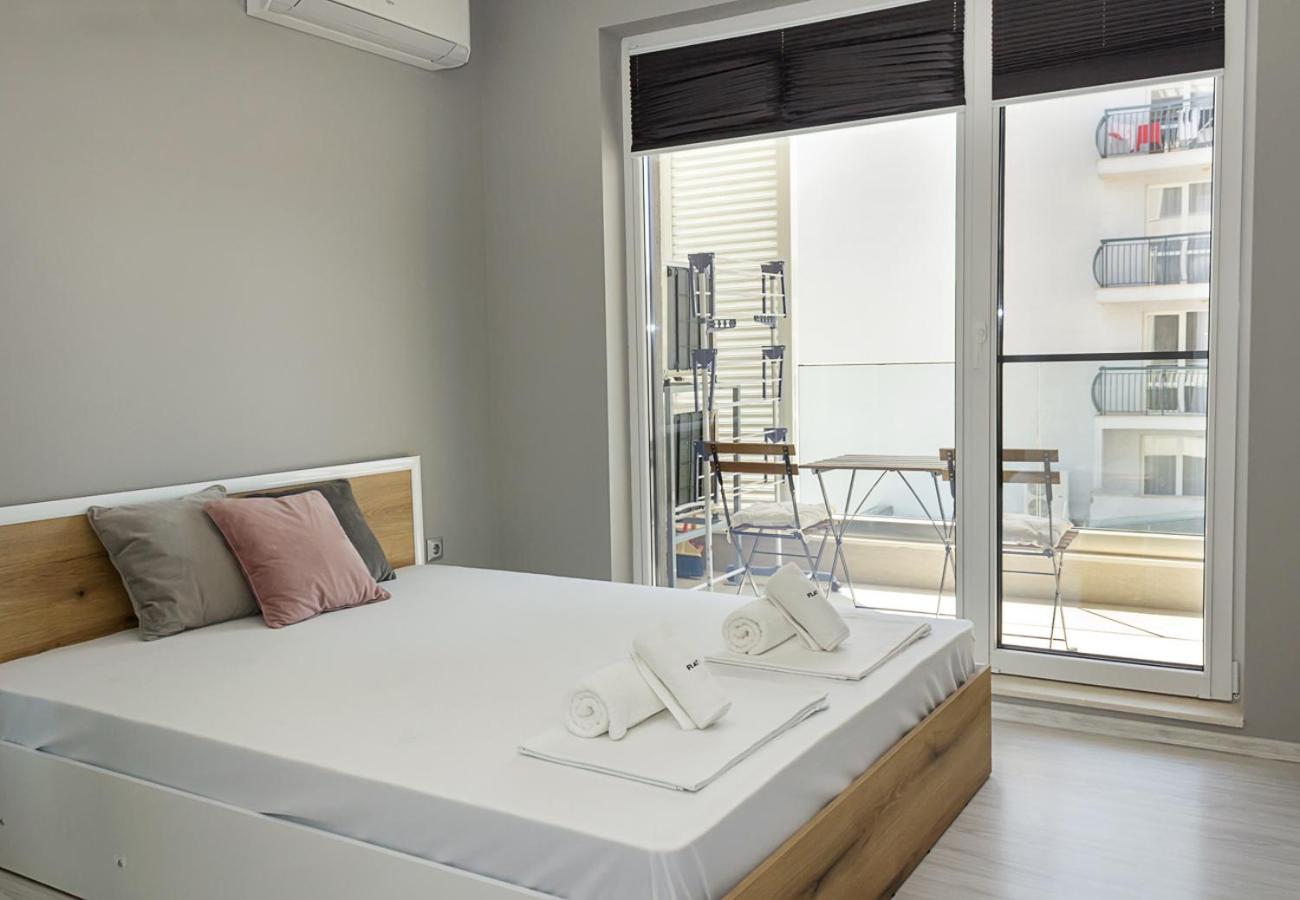 Sunny 1BD Flat in St Constantine & Helena Complex by Flat Mаnаger