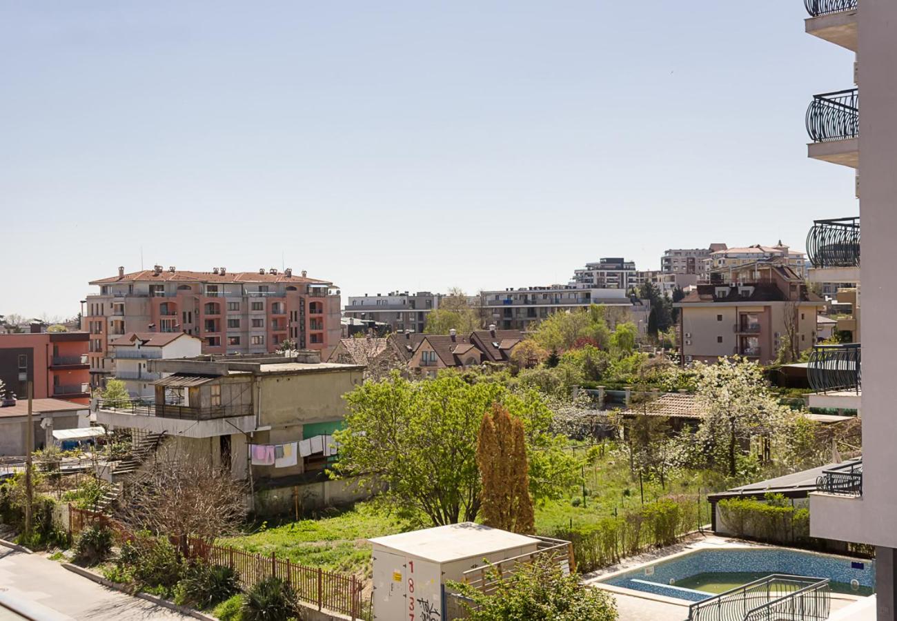 Sunny 1BD Flat in St Constantine & Helena Complex by Flat Mаnаger