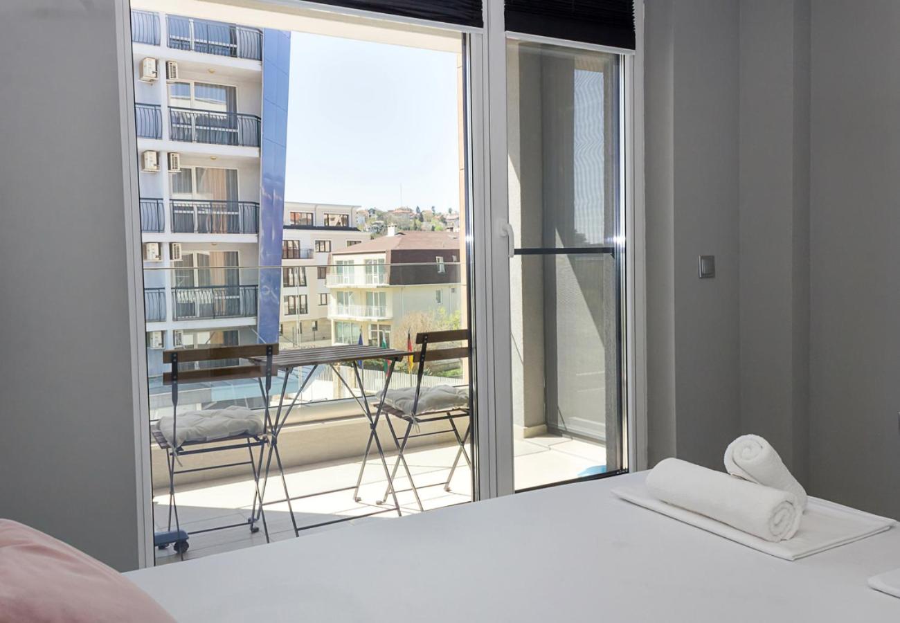 Sunny 1BD Flat in St Constantine & Helena Complex by Flat Mаnаger