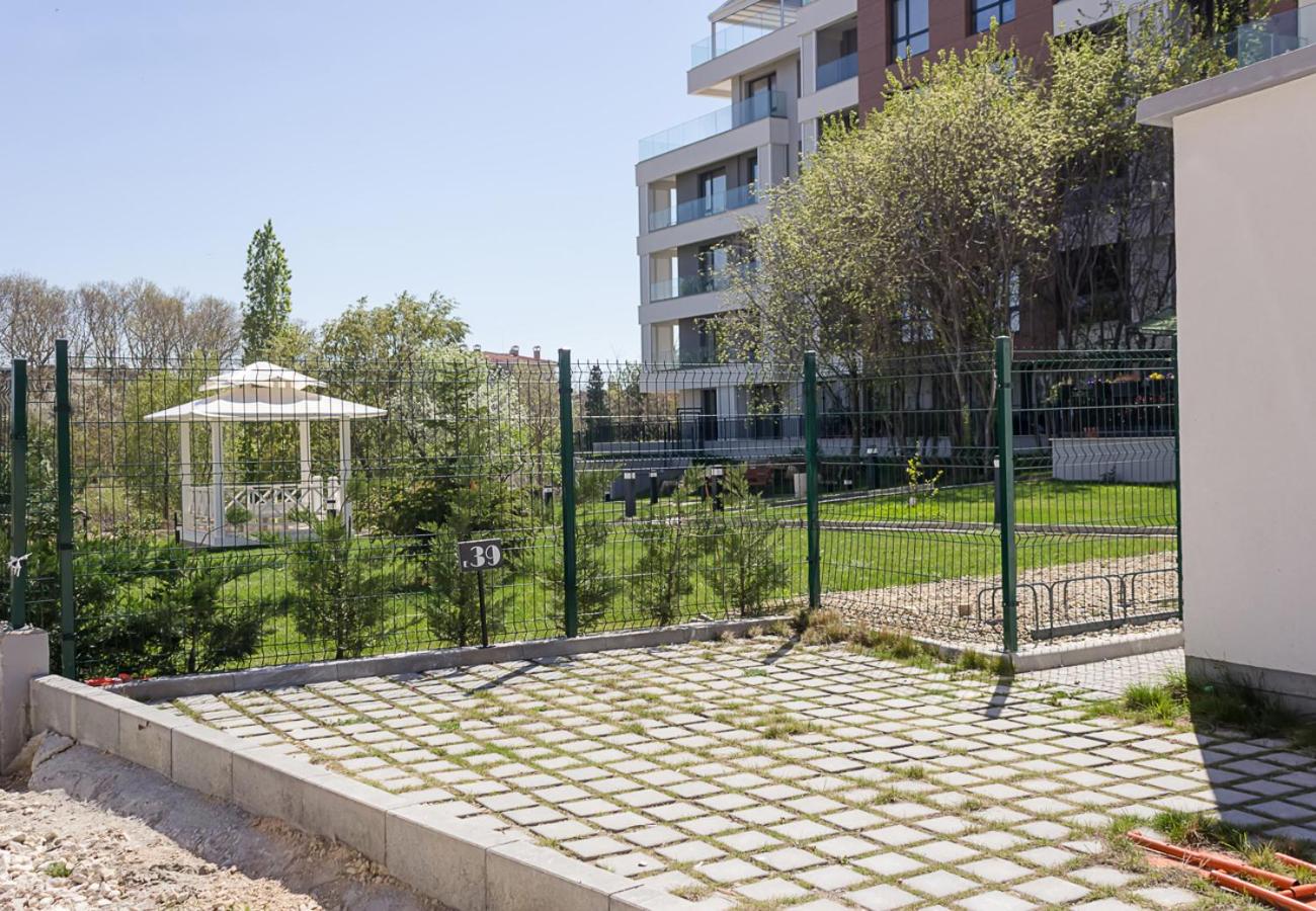 Sunny 1BD Flat in St Constantine & Helena Complex by Flat Mаnаger