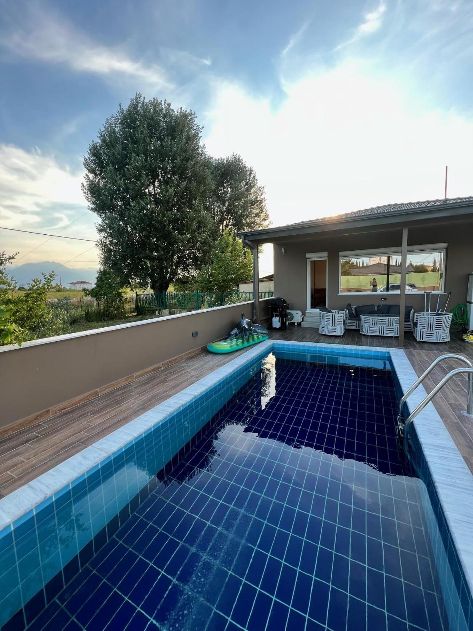 Villa D&S garden pool view 2