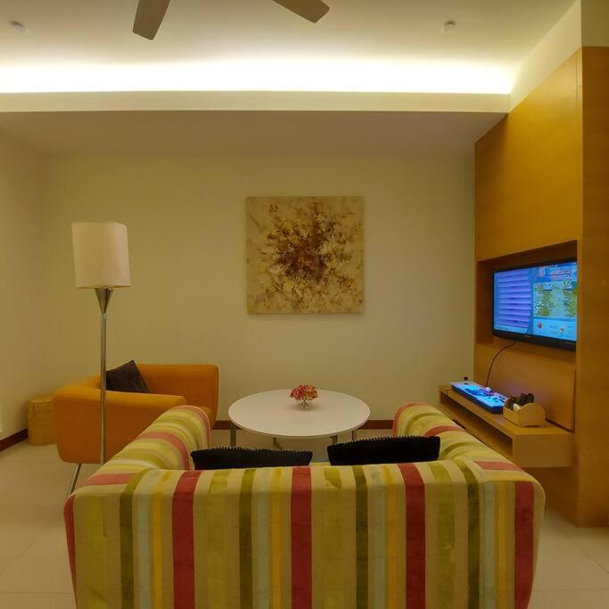 KLCC Suites 78 6Pax Free 1 Parking