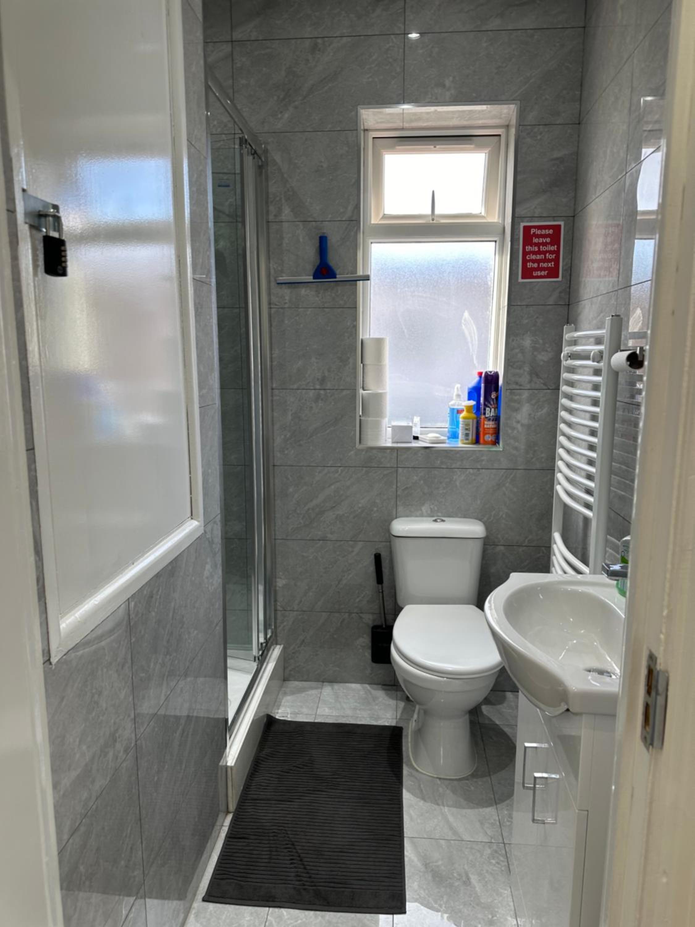 Cosy Smart/Small Double Room in Keedonwood Road Bromley view 2