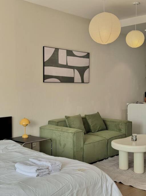 Spacious & Balcony - walkable to highlight spots - near CONG coffee