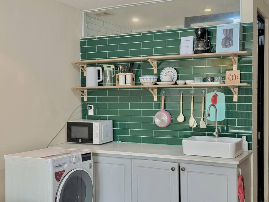 Spacious & Balcony - walkable to highlight spots - near CONG coffee