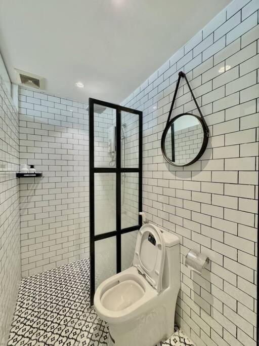 Spacious & Balcony - walkable to highlight spots - near CONG coffee