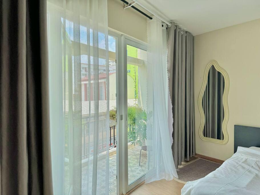 Spacious & Balcony - walkable to highlight spots - near CONG coffee