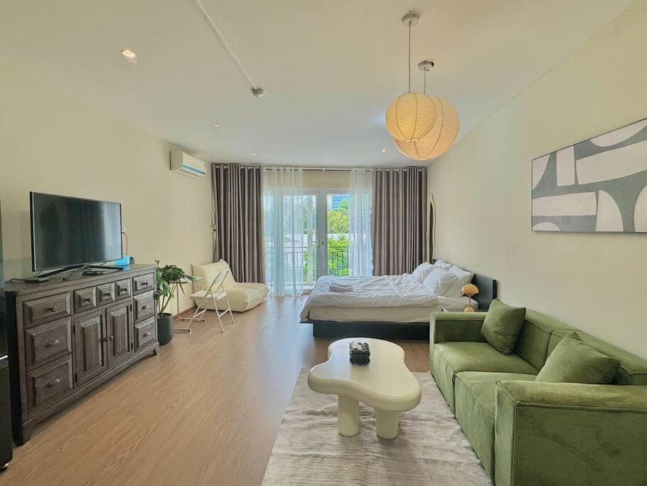 Spacious & Balcony - walkable to highlight spots - near CONG coffee