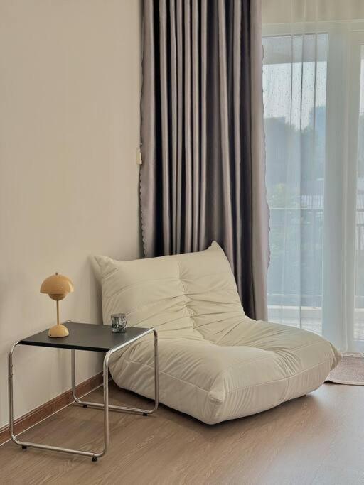 Spacious & Balcony - walkable to highlight spots - near CONG coffee
