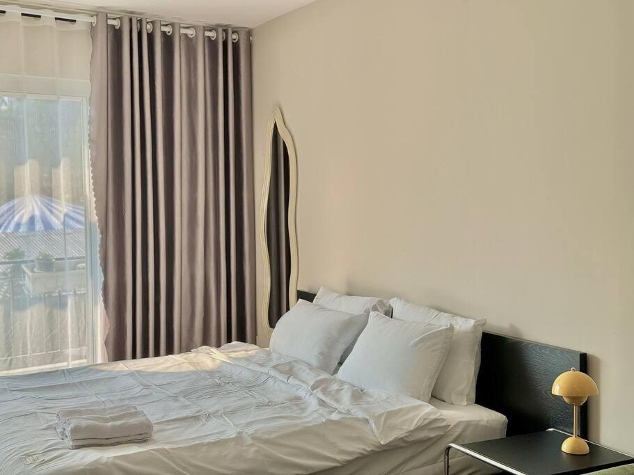 Spacious & Balcony - walkable to highlight spots - near CONG coffee