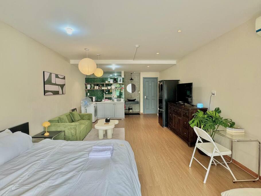 Spacious & Balcony - walkable to highlight spots - near CONG coffee