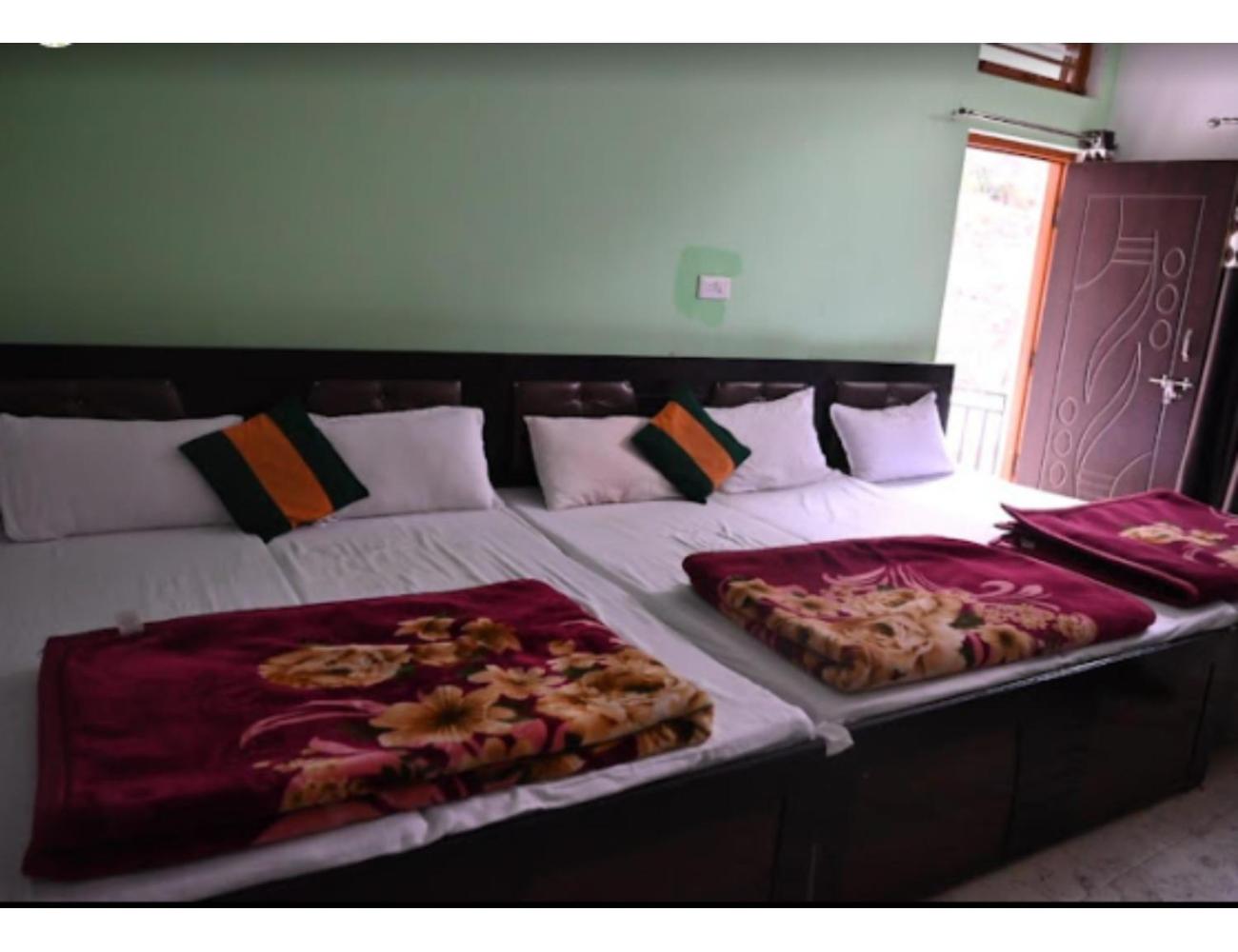 Hotel Kedar Badri, Sitapur