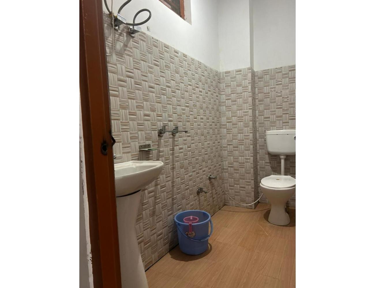 Hotel Kedar Badri, Sitapur