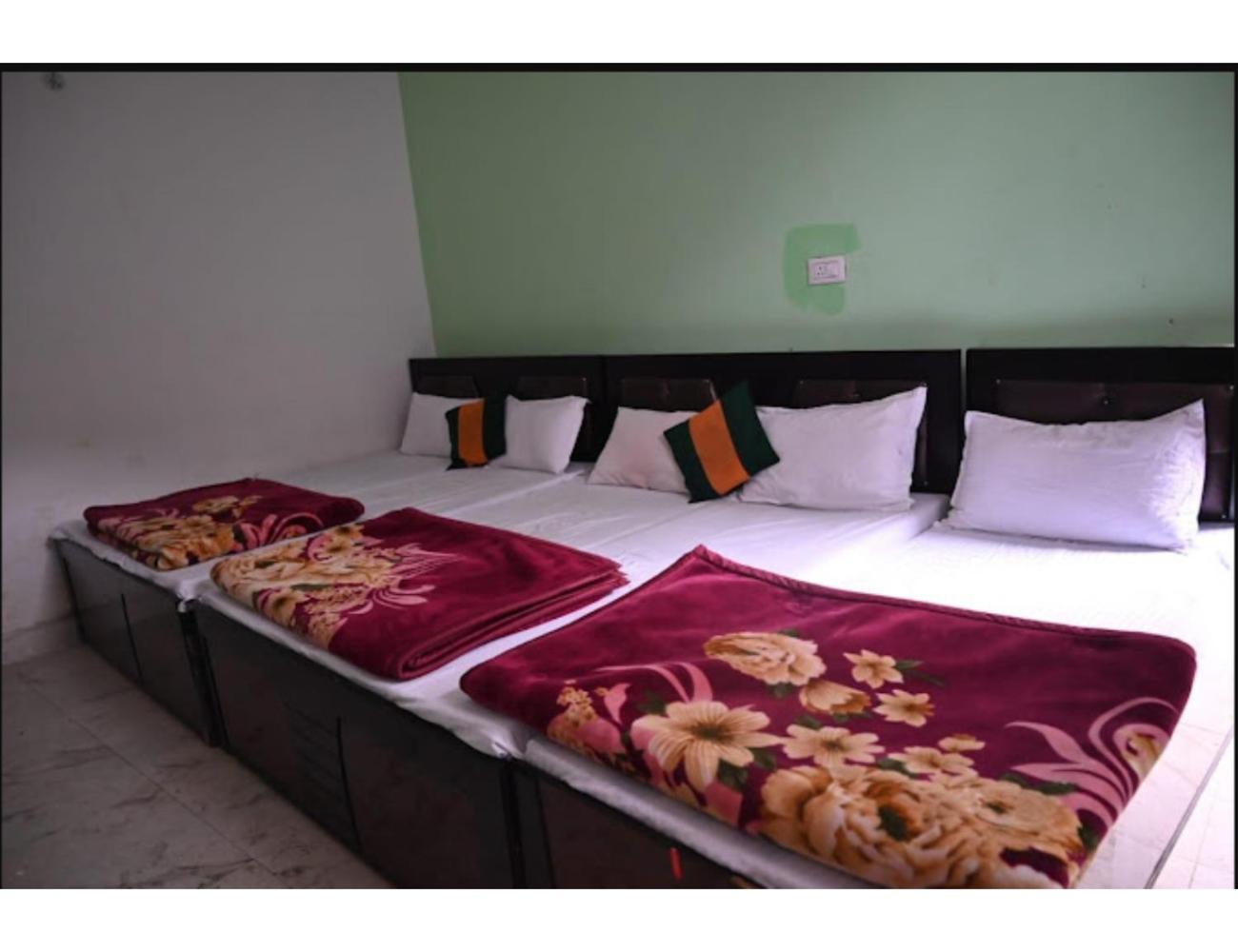Hotel Kedar Badri, Sitapur