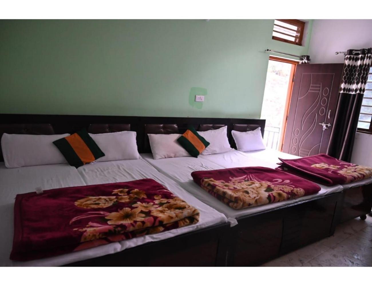 Hotel Kedar Badri, Sitapur