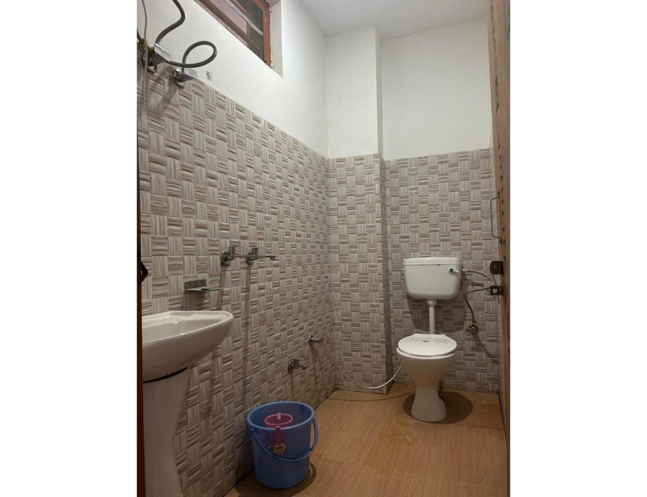 Hotel Kedar Badri, Sitapur