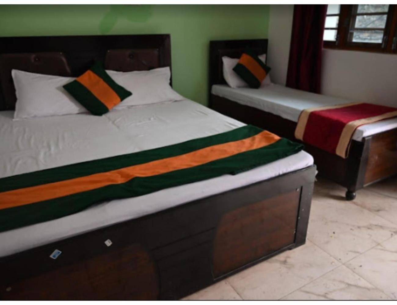 Hotel Kedar Badri, Sitapur