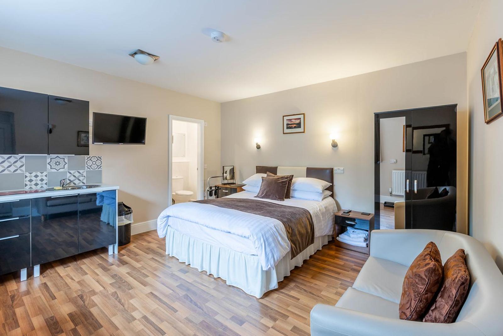 Windermere Studio Rooms - with Free Car Parking Onsite view 5