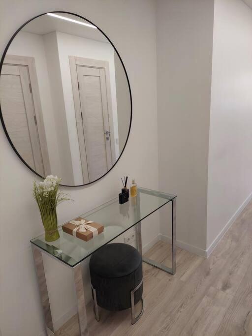 Central w/free parking & Netflix view 5