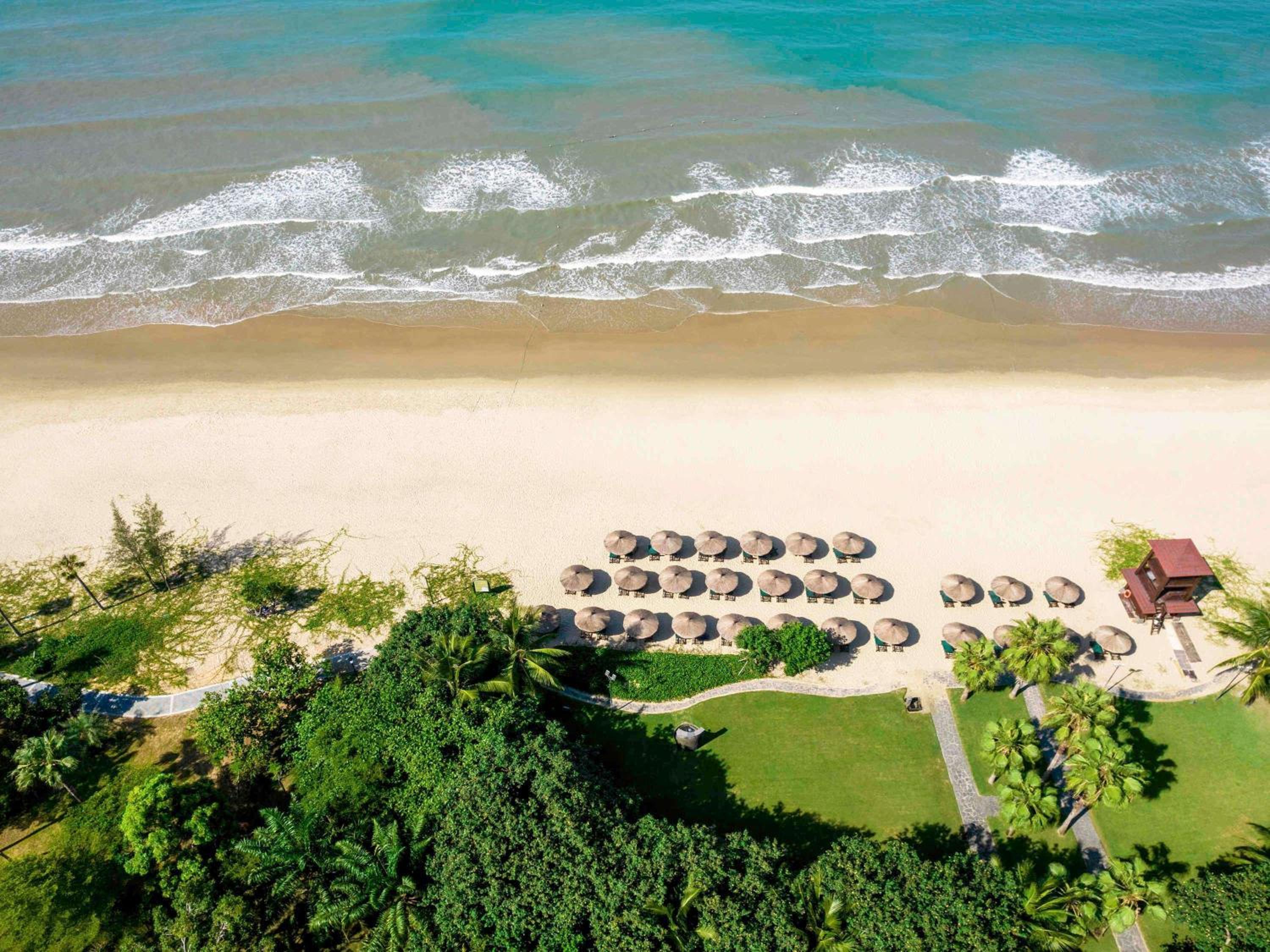Hotel Pullman Oceanview Sanya Bay Resort & Spa - Image 1