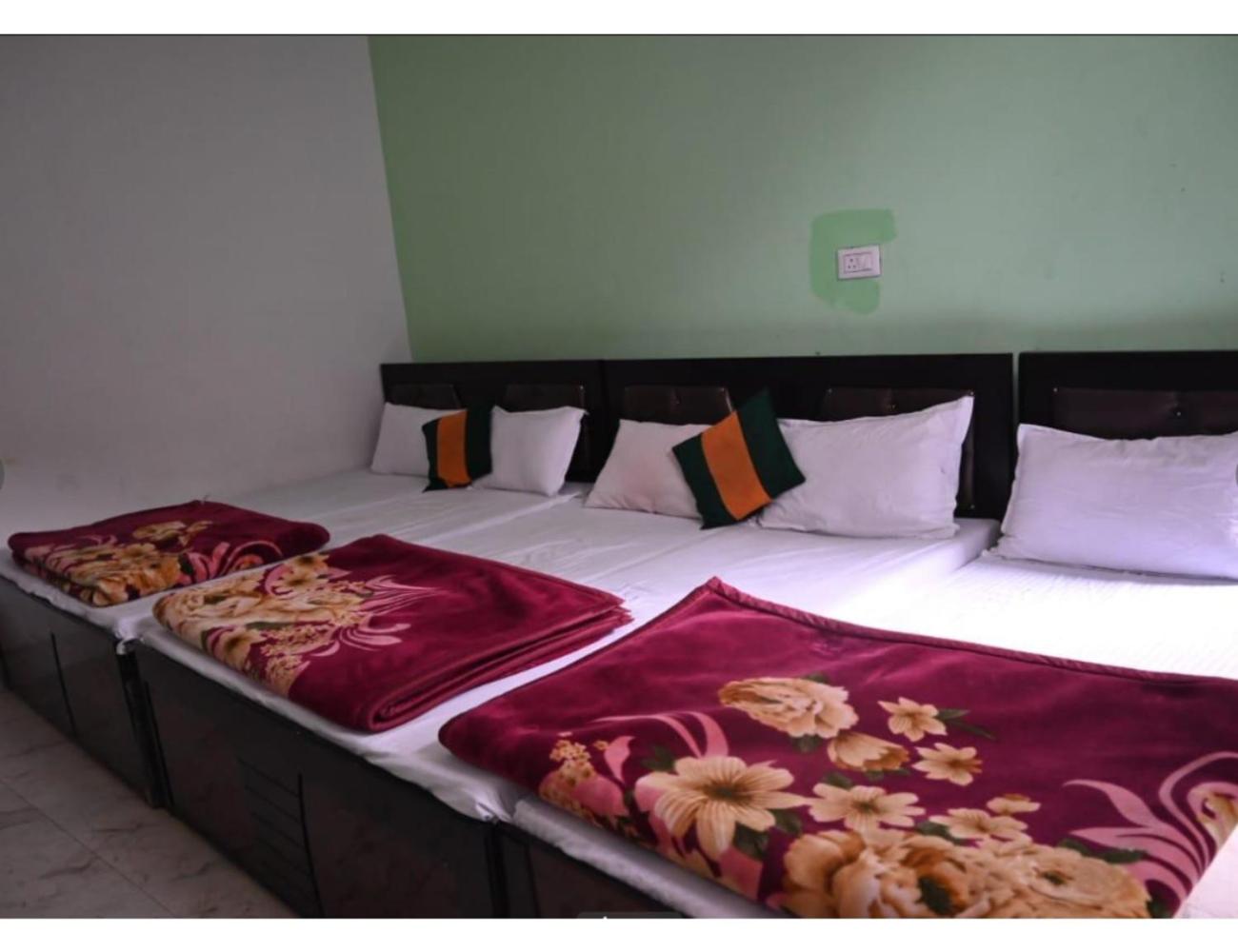 Hotel Kedar Badri, Sitapur