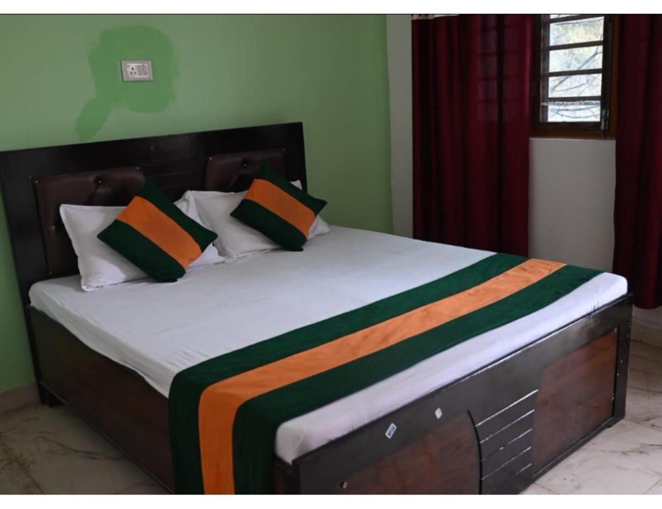 Hotel Kedar Badri, Sitapur