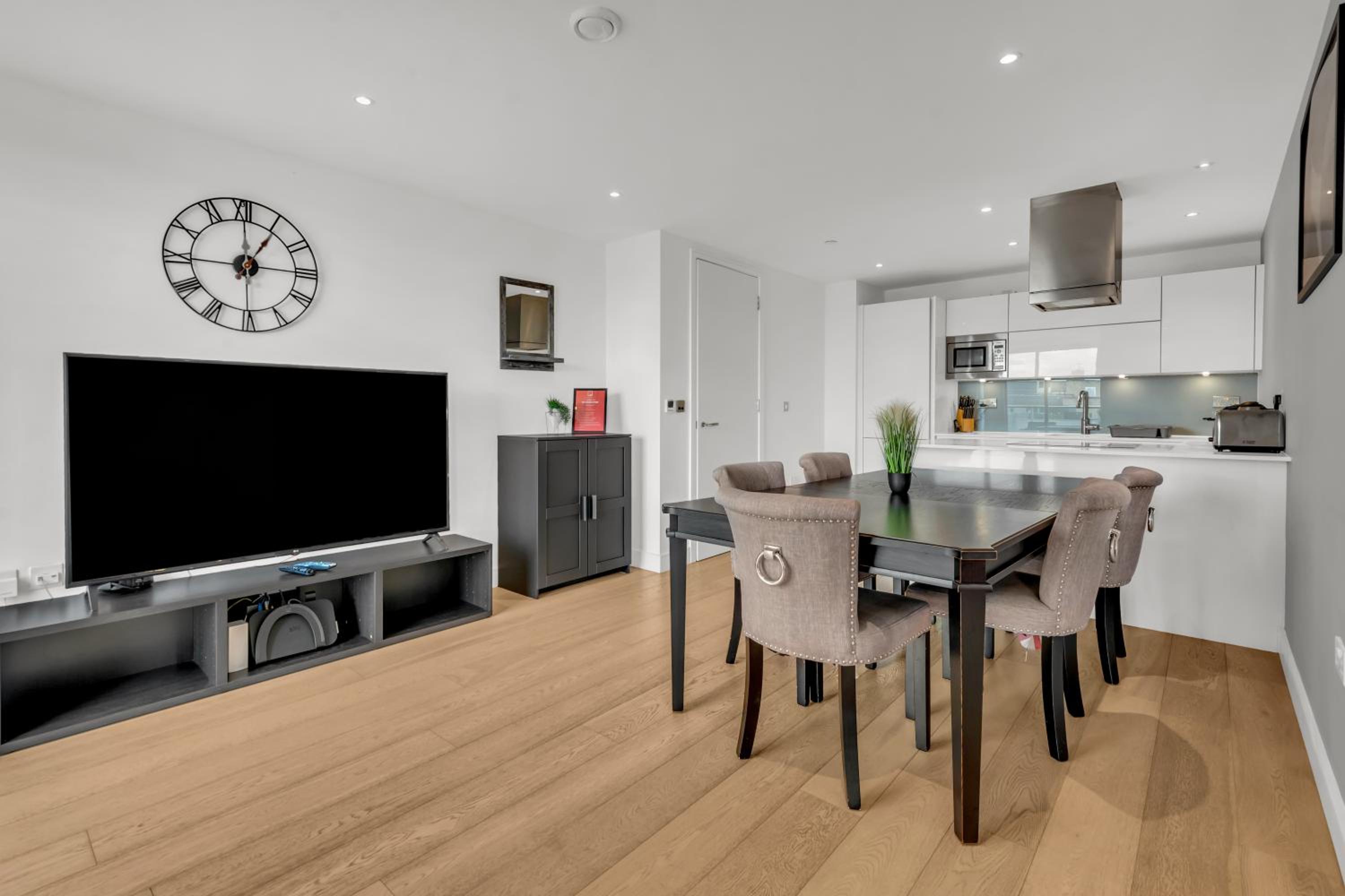 Commercial Street Apartment by MySquare