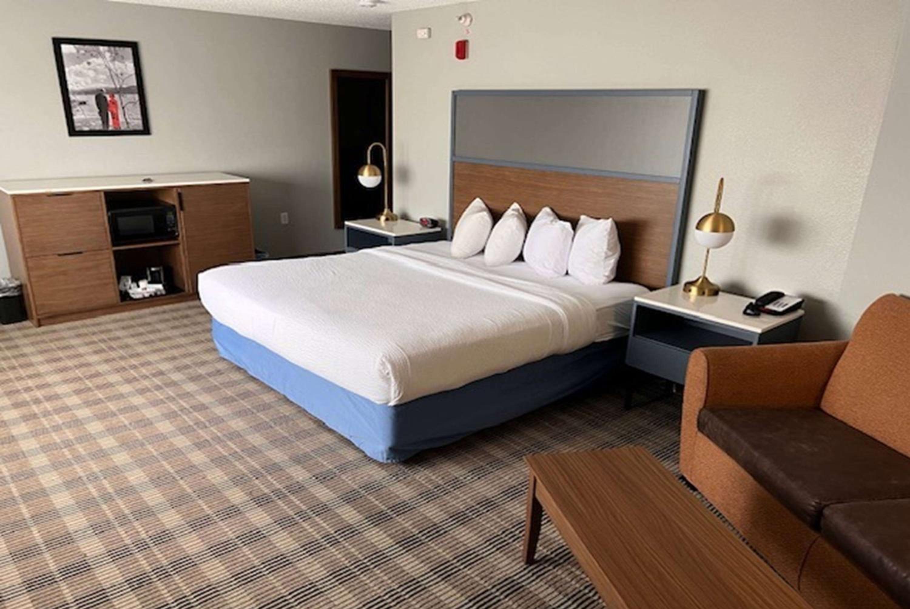 AmericInn by Wyndham Shakopee Near Canterbury Park - Property Image 3