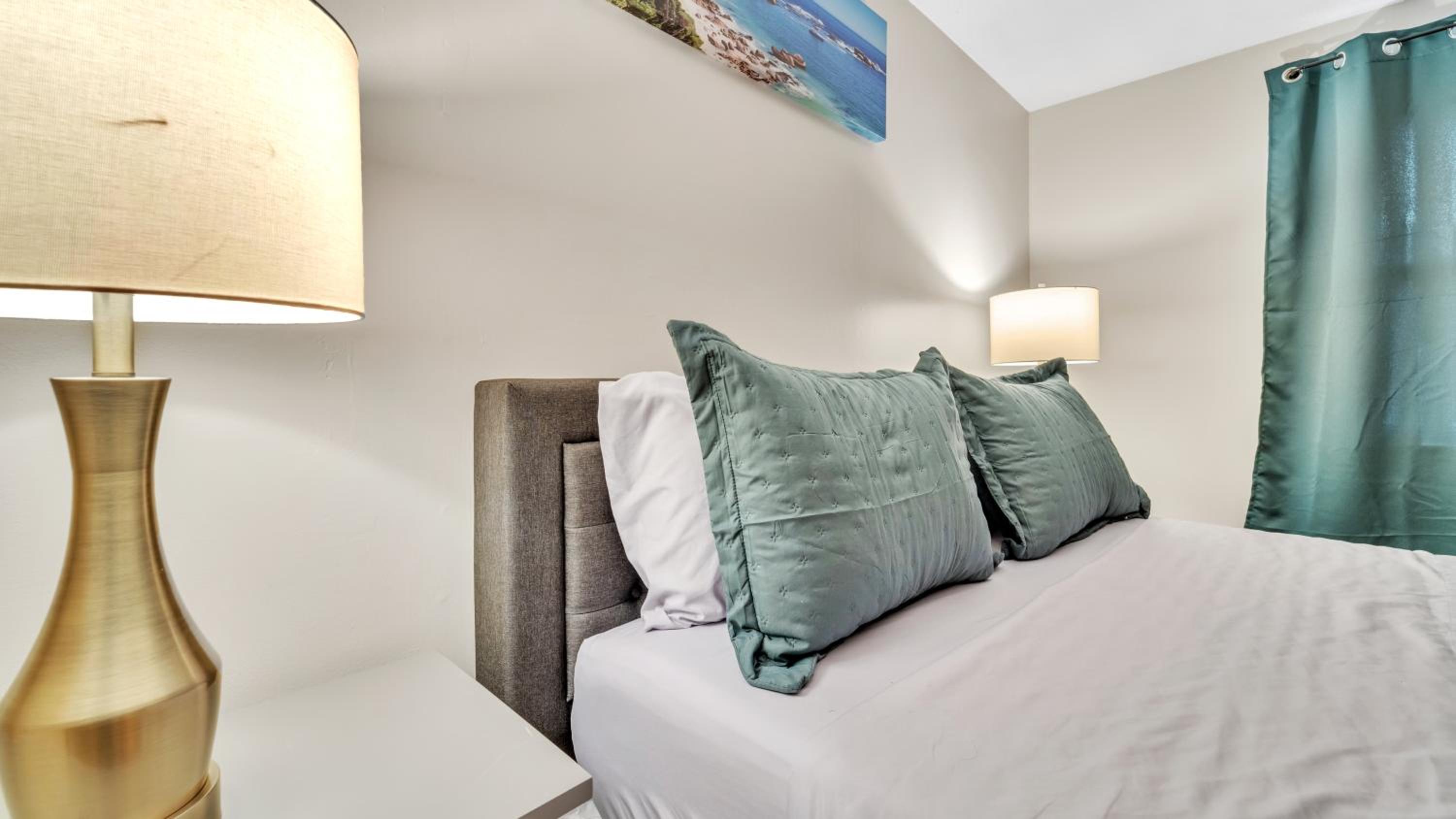 Central Chic Crib view 4