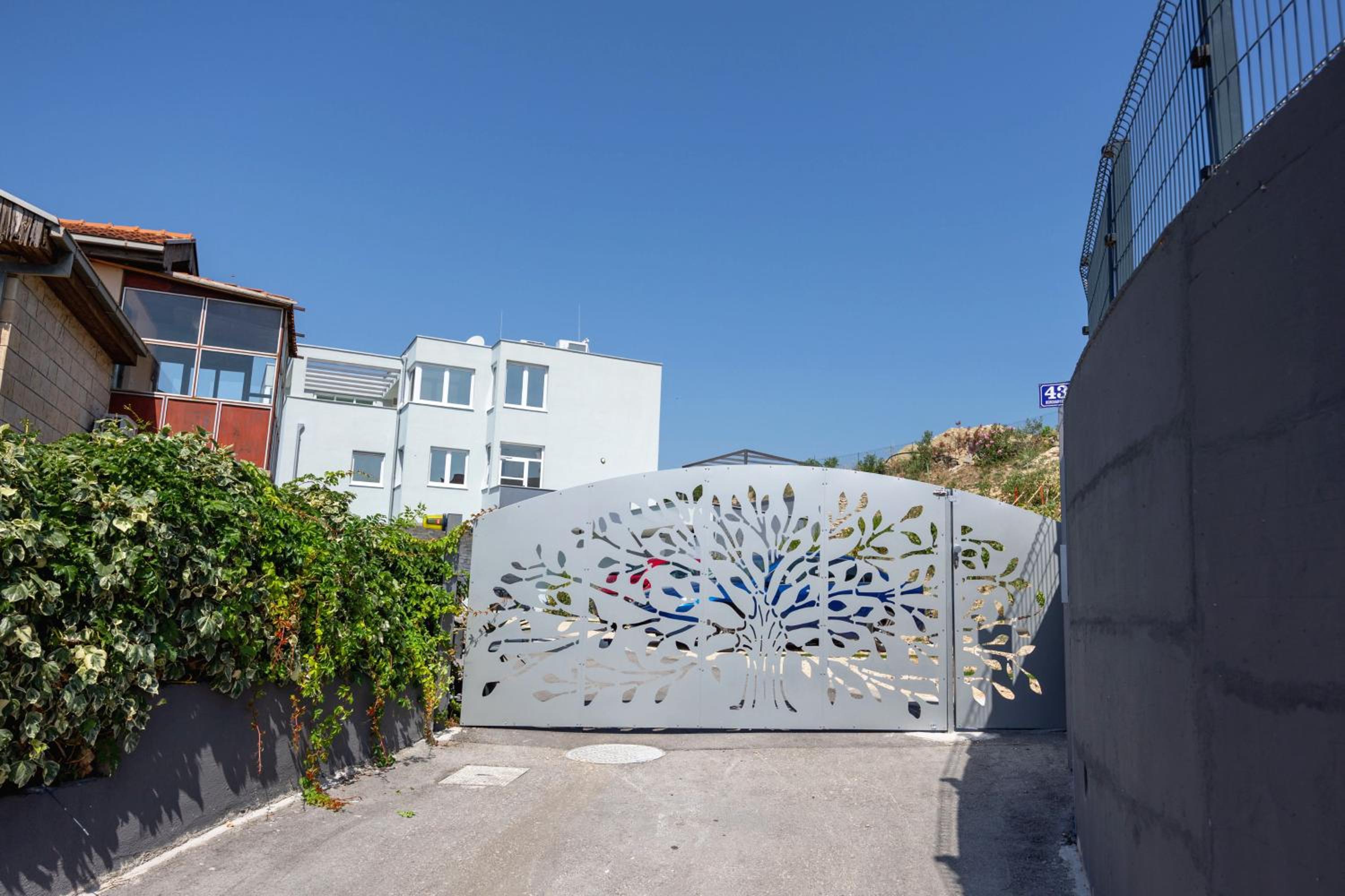 Apartman Palma and Luxury Penthouse for a family with swiming pool,parking,terrace,panoramic view at the sea,Podstrana