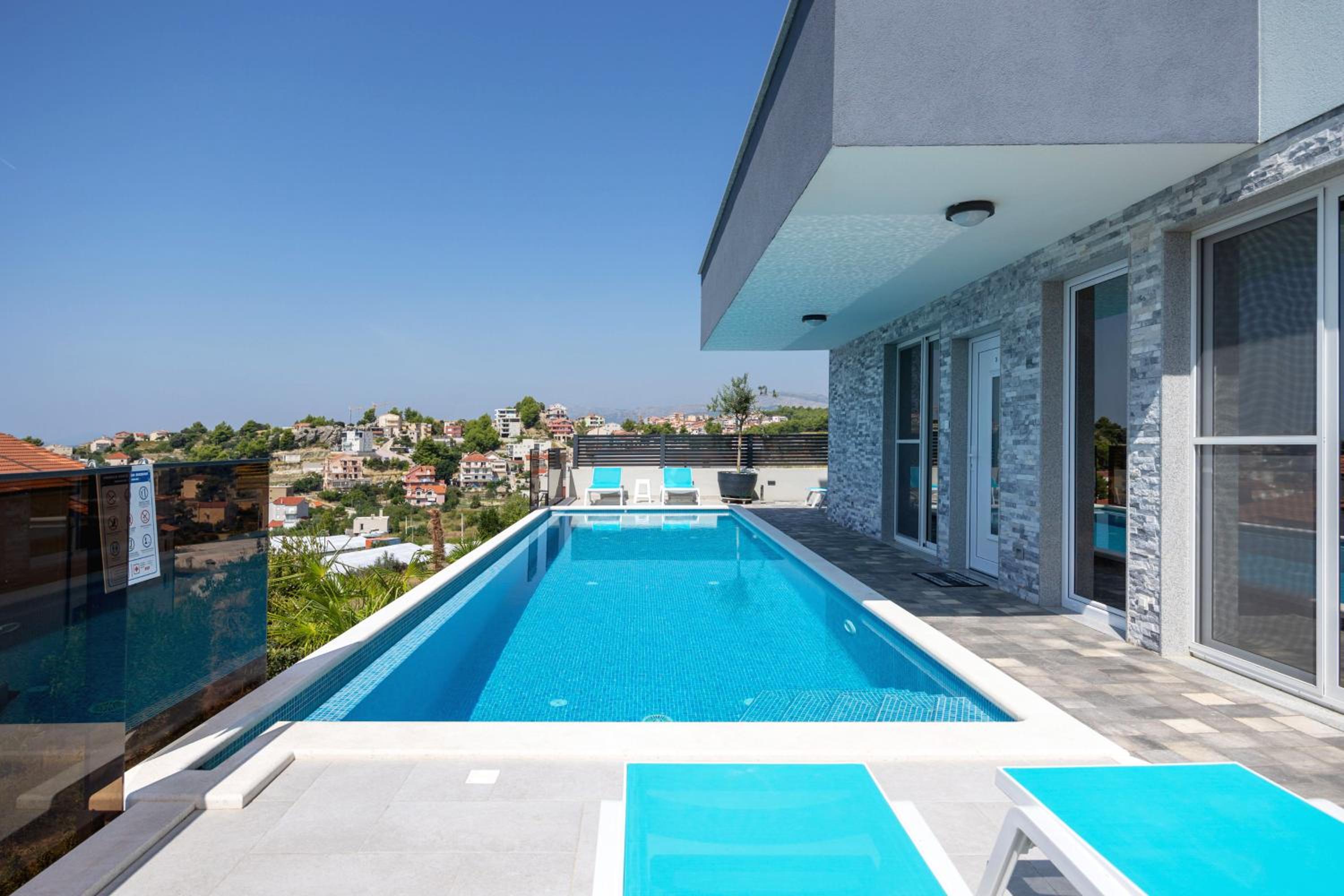 Apartman Palma and Luxury Penthouse for a family with swiming pool,parking,terrace,panoramic view at the sea,Podstrana photo 3