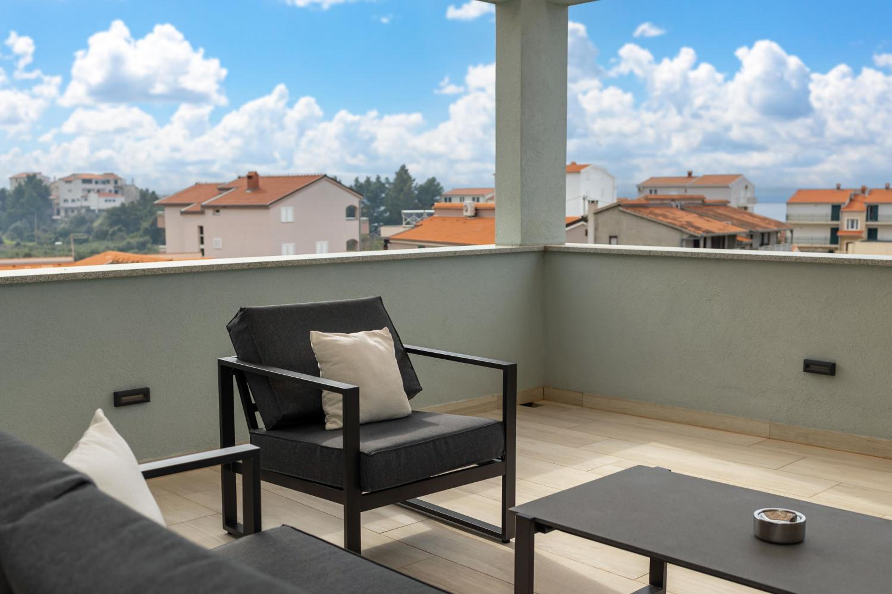 Apartman Palma and Luxury Penthouse for a family with swiming pool,parking,terrace,panoramic view at the sea,Podstrana photo 4