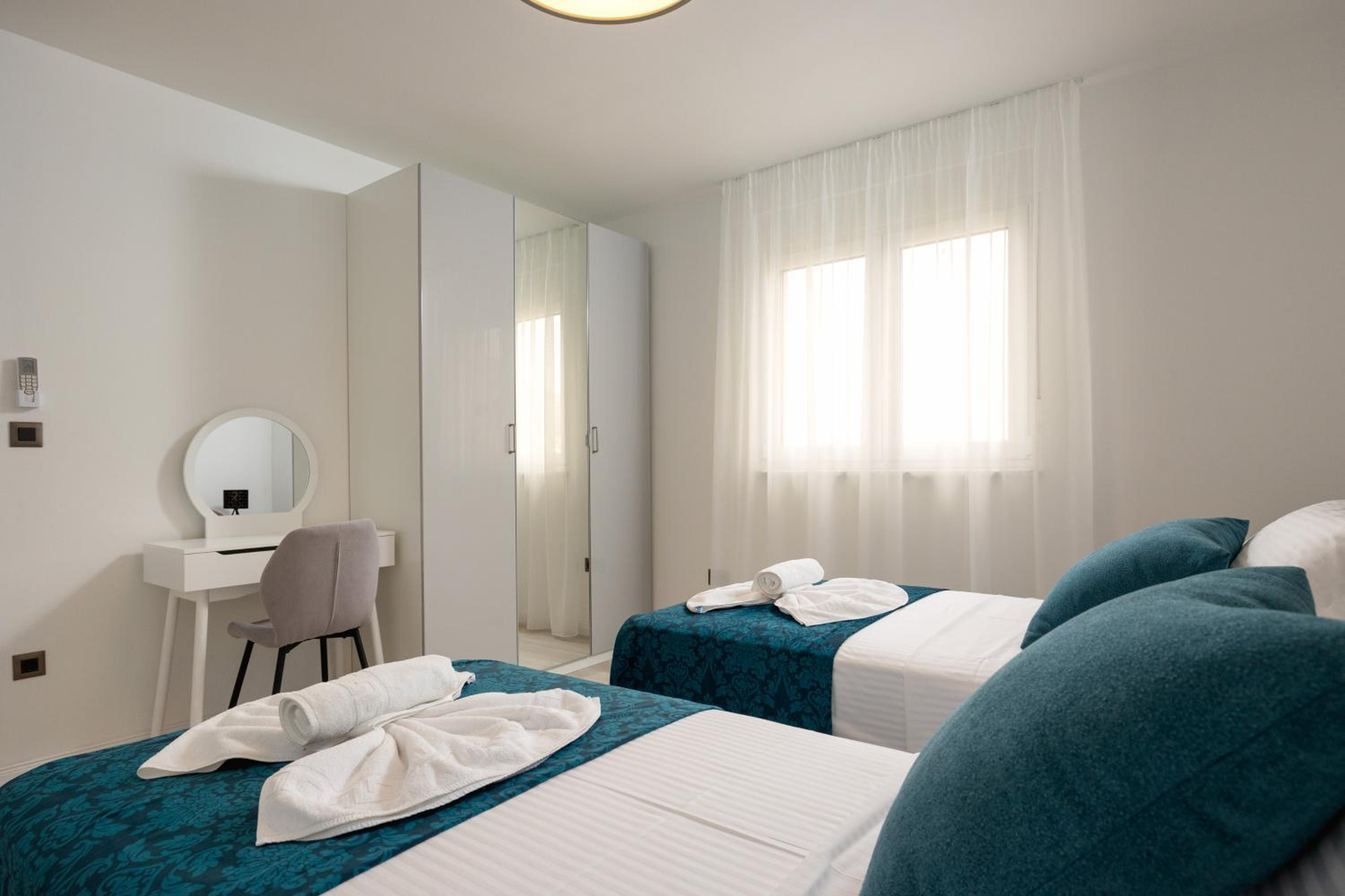 Apartman Palma and Luxury Penthouse for a family with swiming pool,parking,terrace,panoramic view at the sea,Podstrana