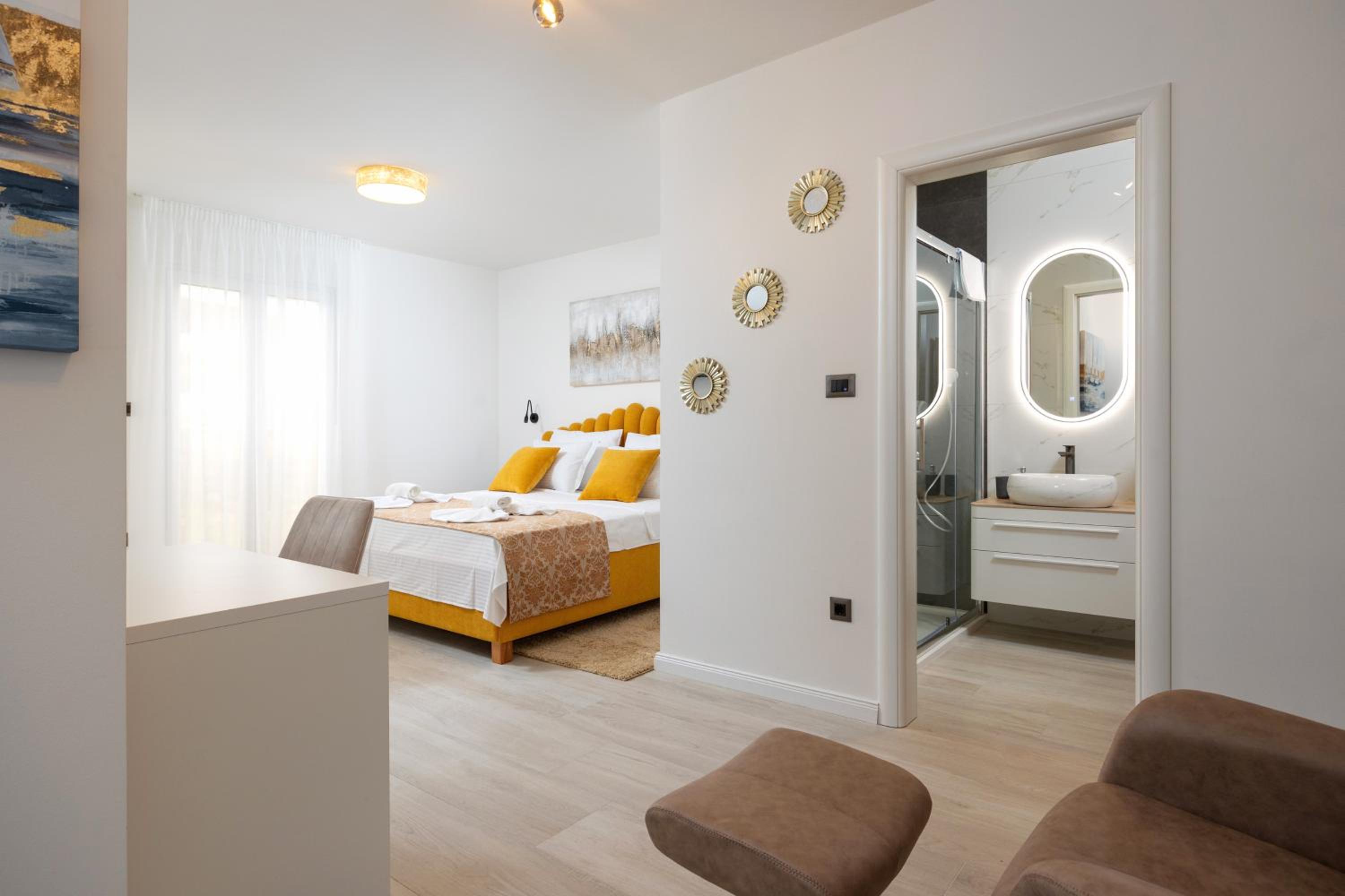 Apartman Palma and Luxury Penthouse for a family with swiming pool,parking,terrace,panoramic view at the sea,Podstrana