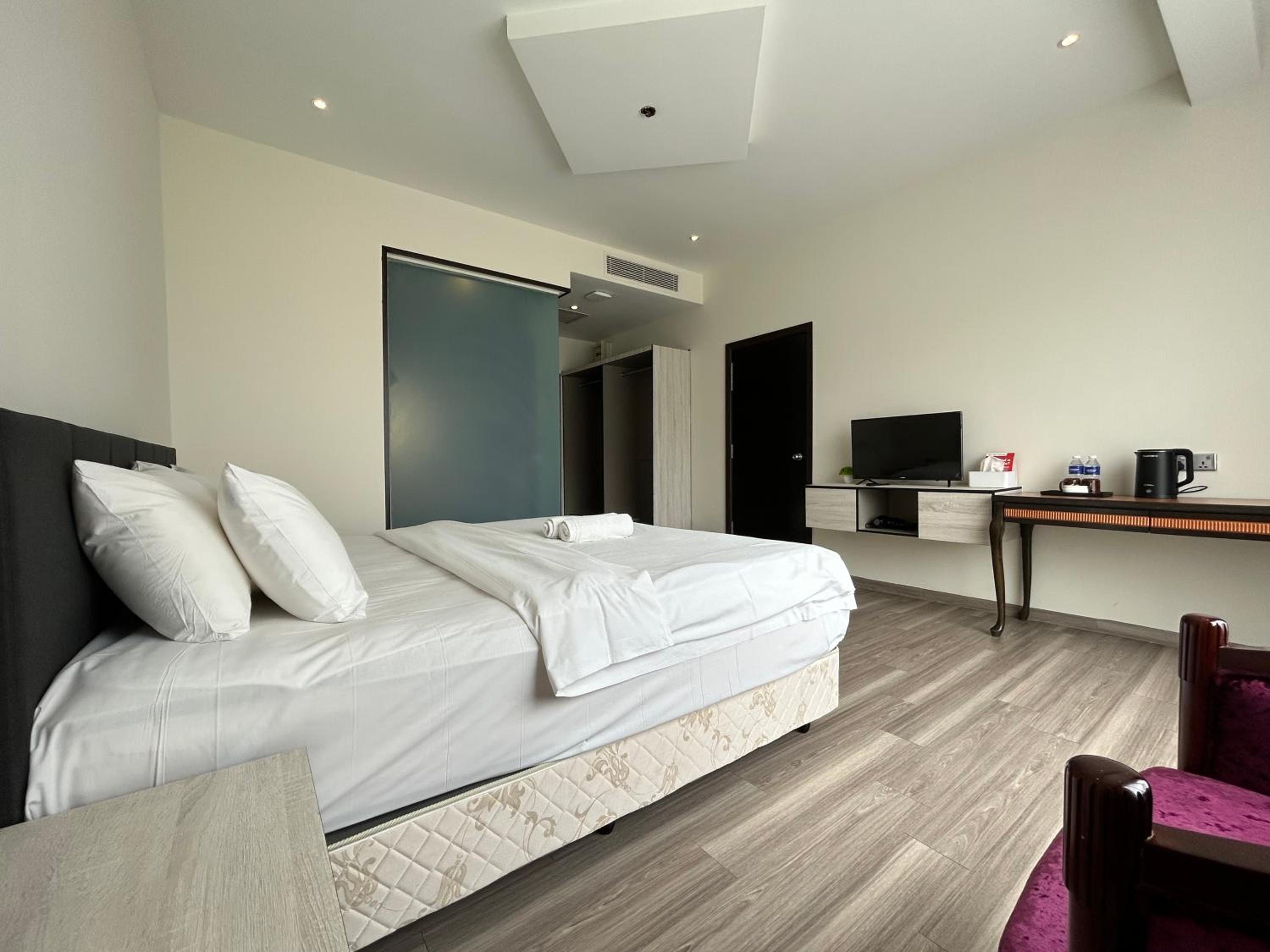 Kingston Hotel by Minsu