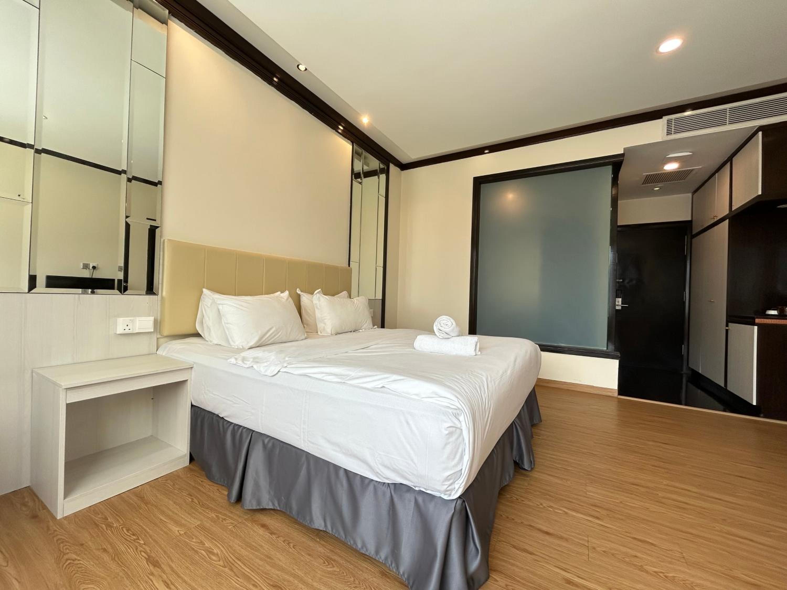 Kingston Hotel by Minsu