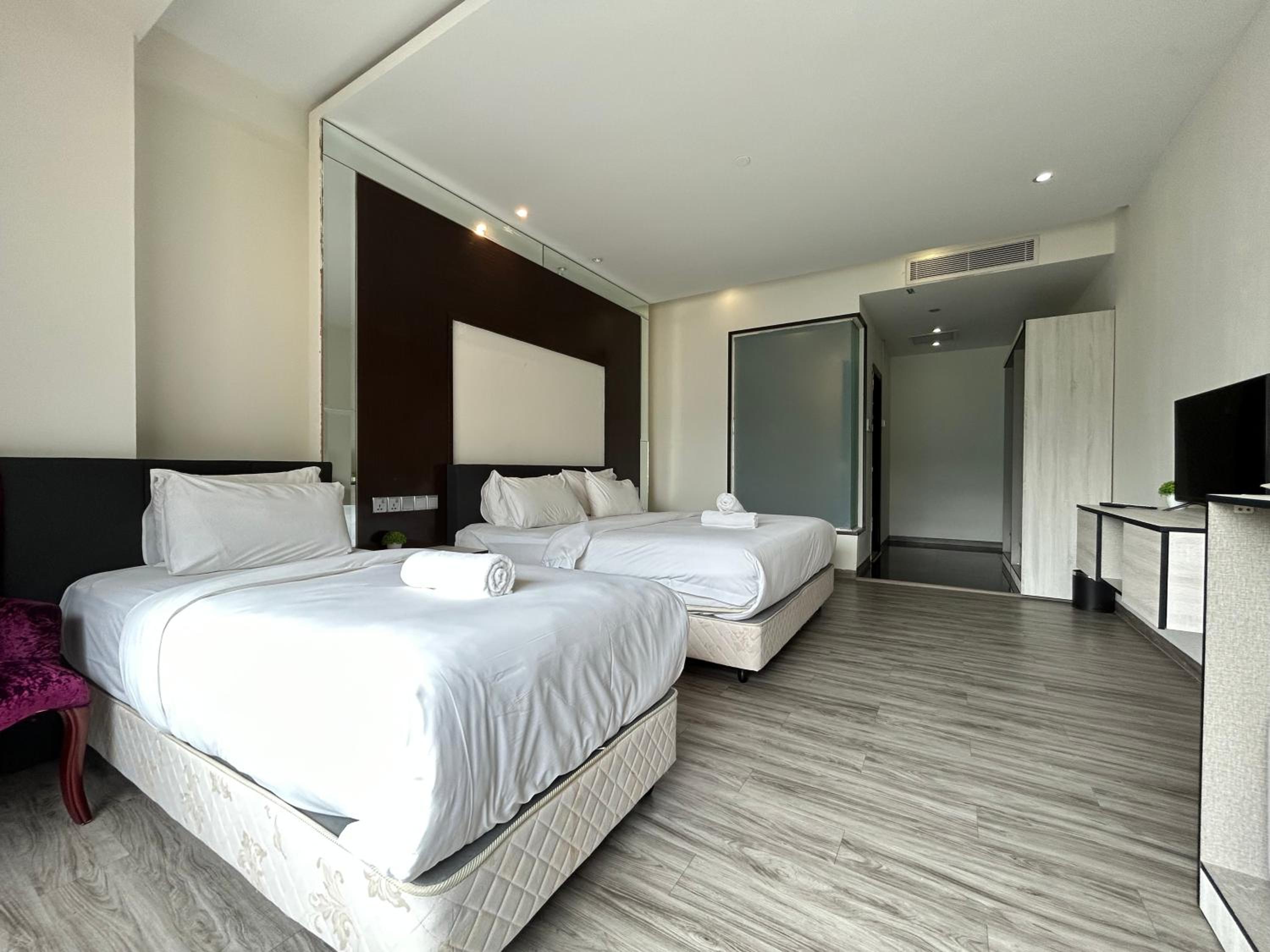 Kingston Hotel by Minsu