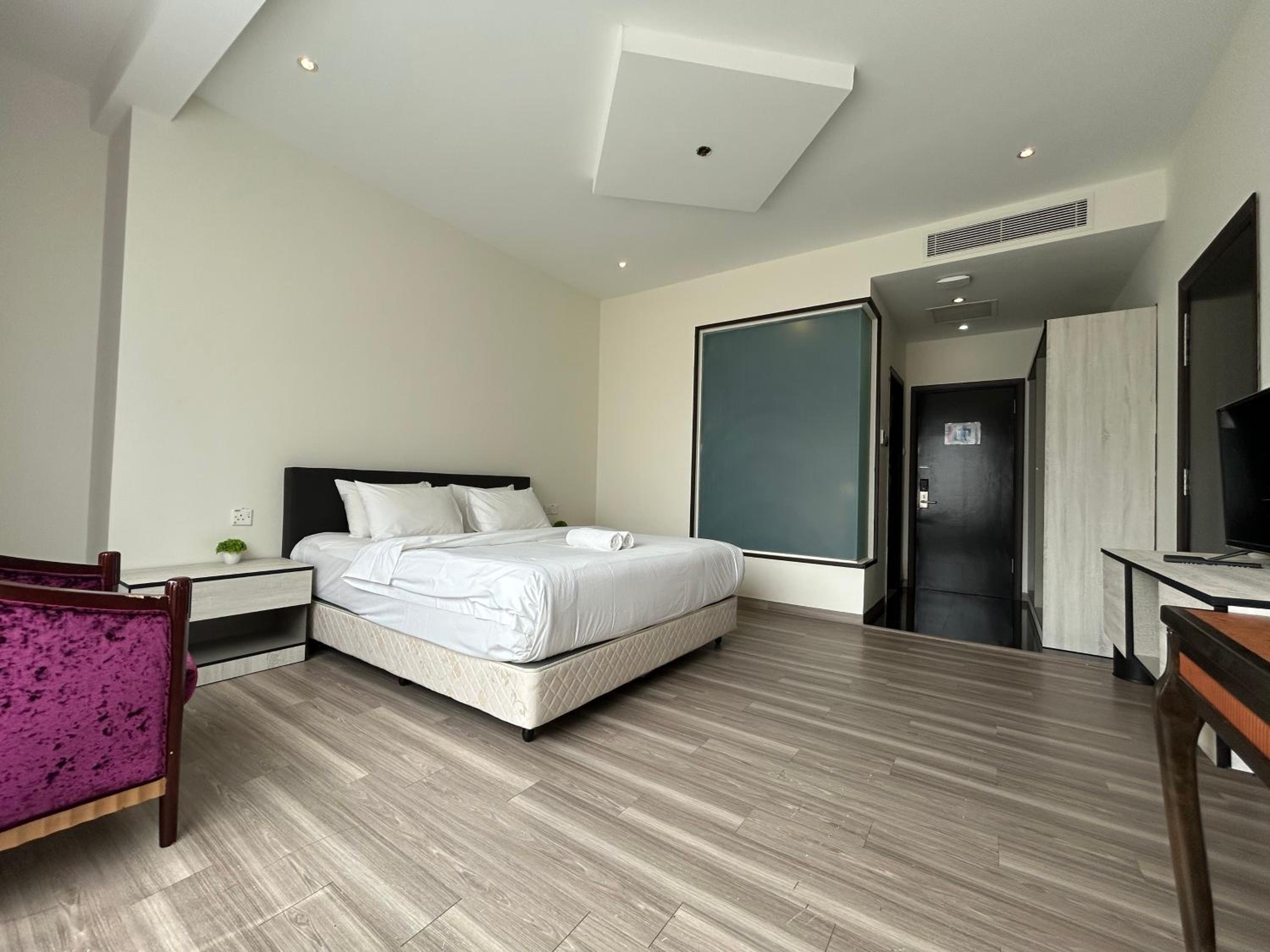Kingston Hotel by Minsu