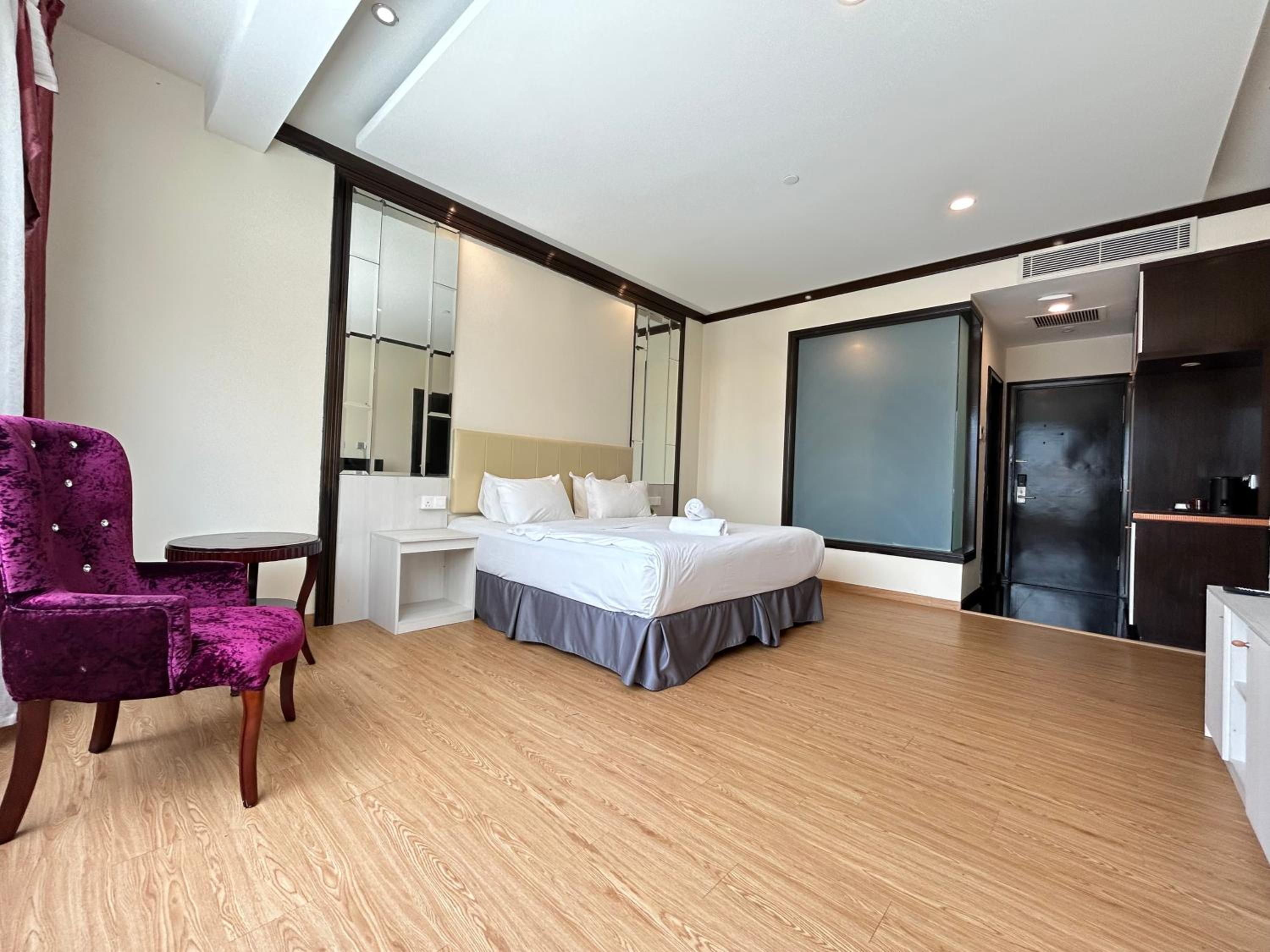 Kingston Hotel by Minsu