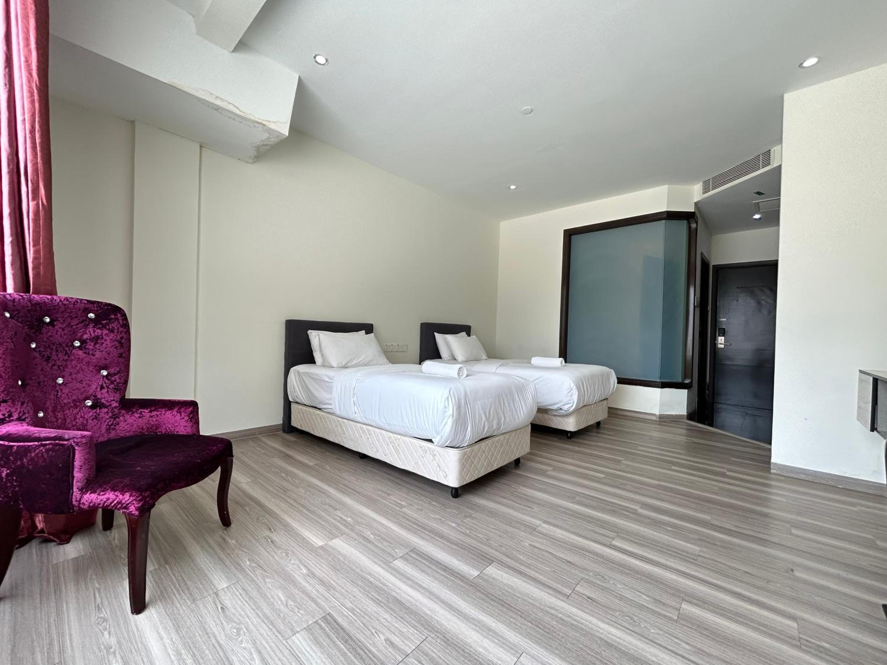 Kingston Hotel by Minsu