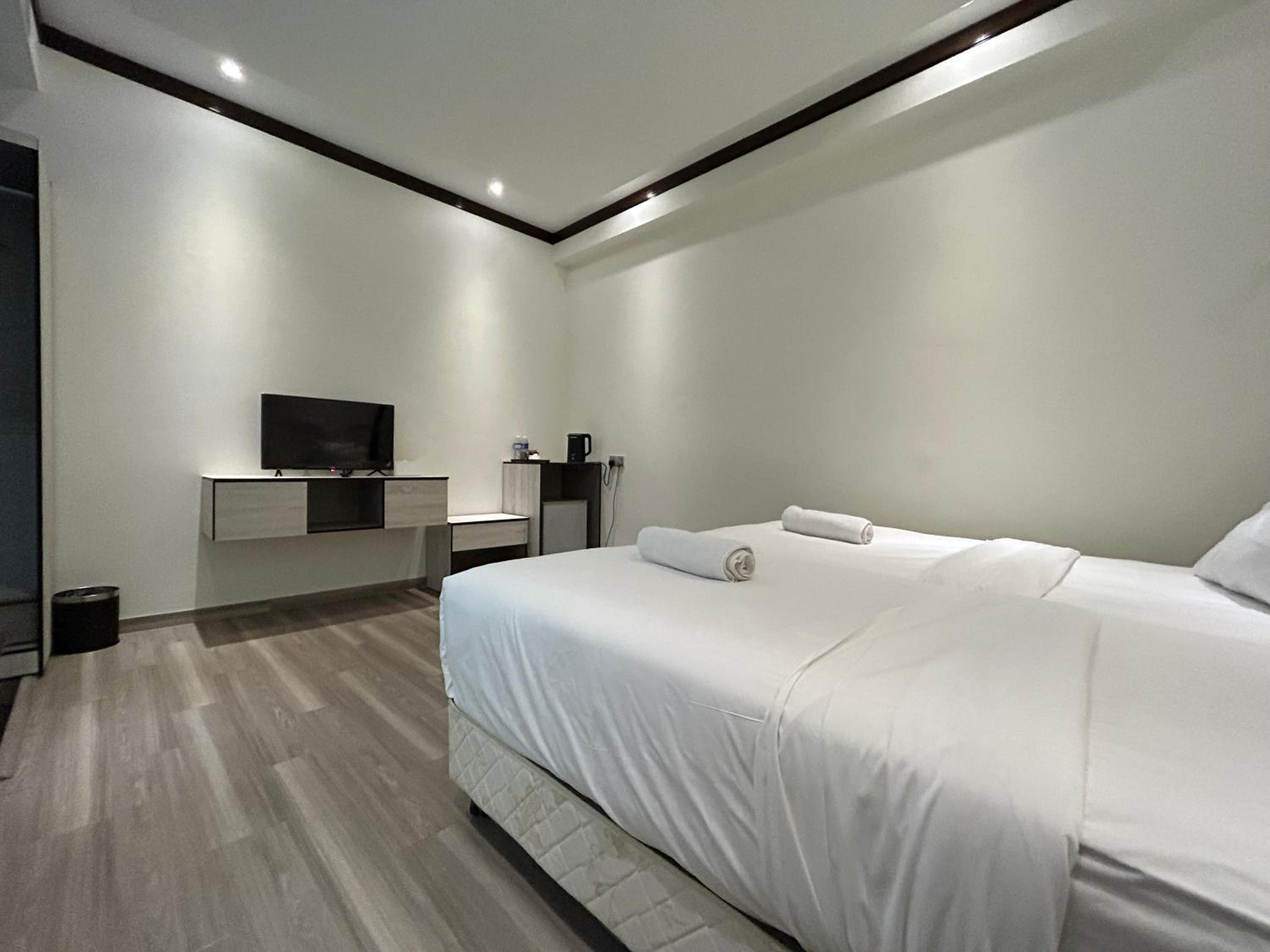 Kingston Hotel by Minsu