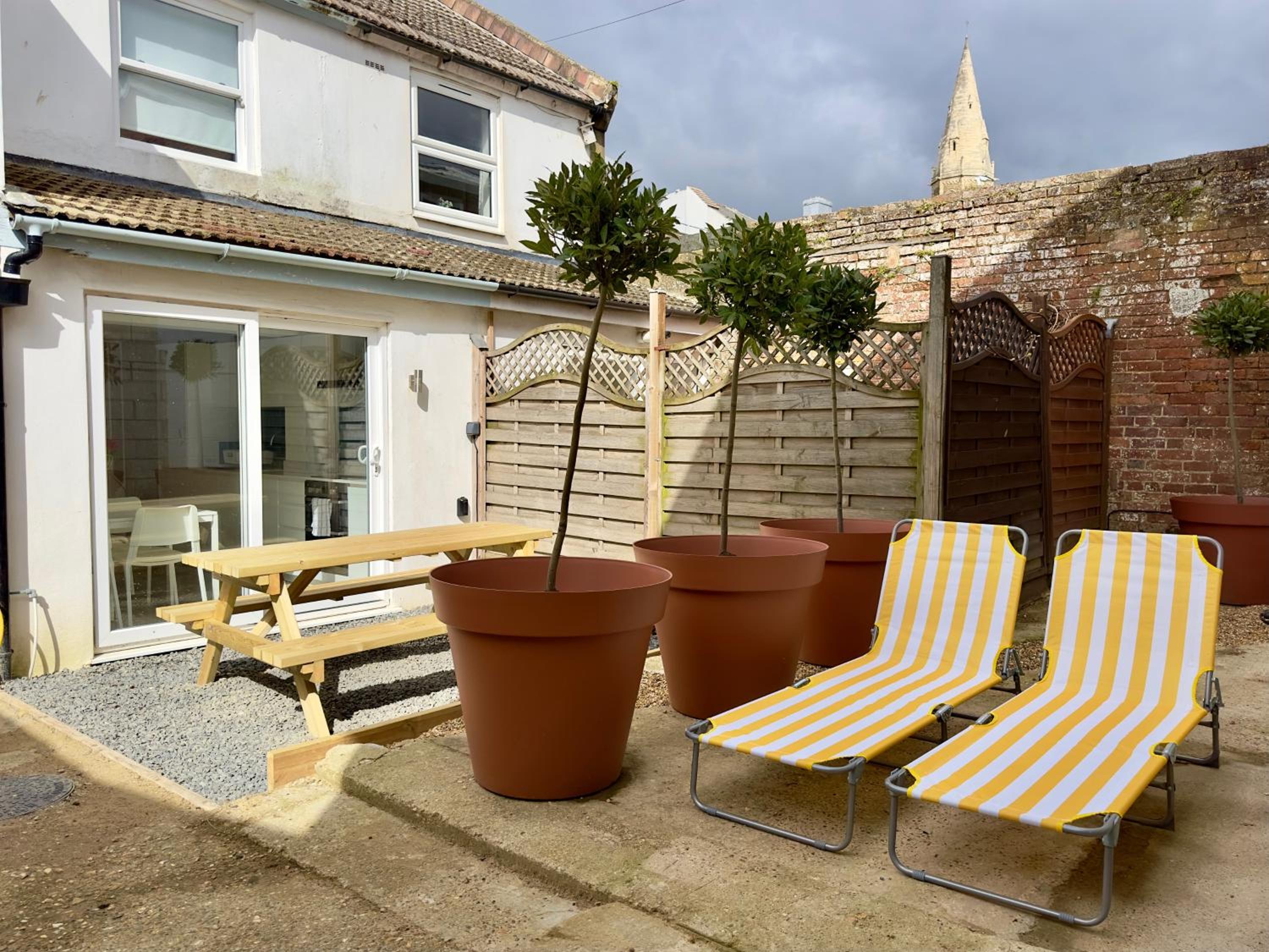 The Buttercup - 3 Double Bedrooms - 3 Minutes Walk to Beach