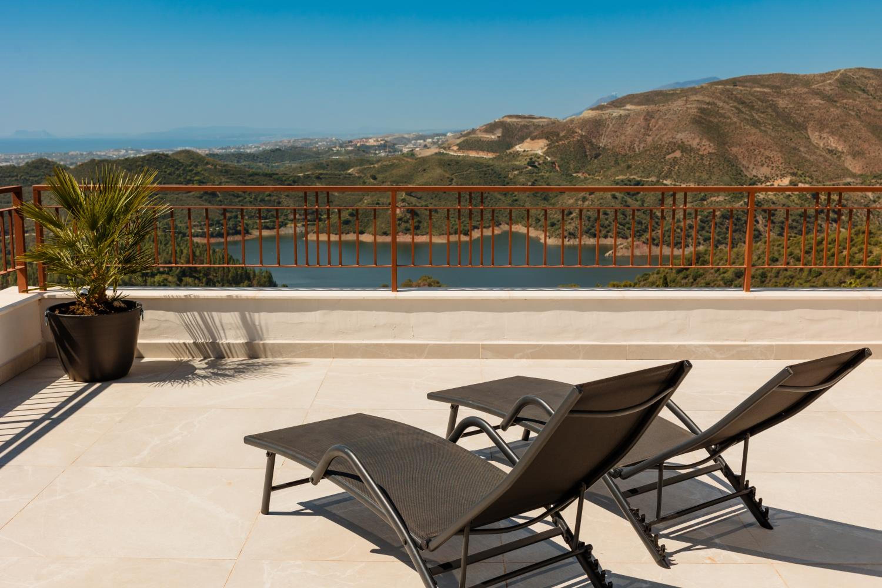 New built penthouse with stunning sea views Almazara Hills