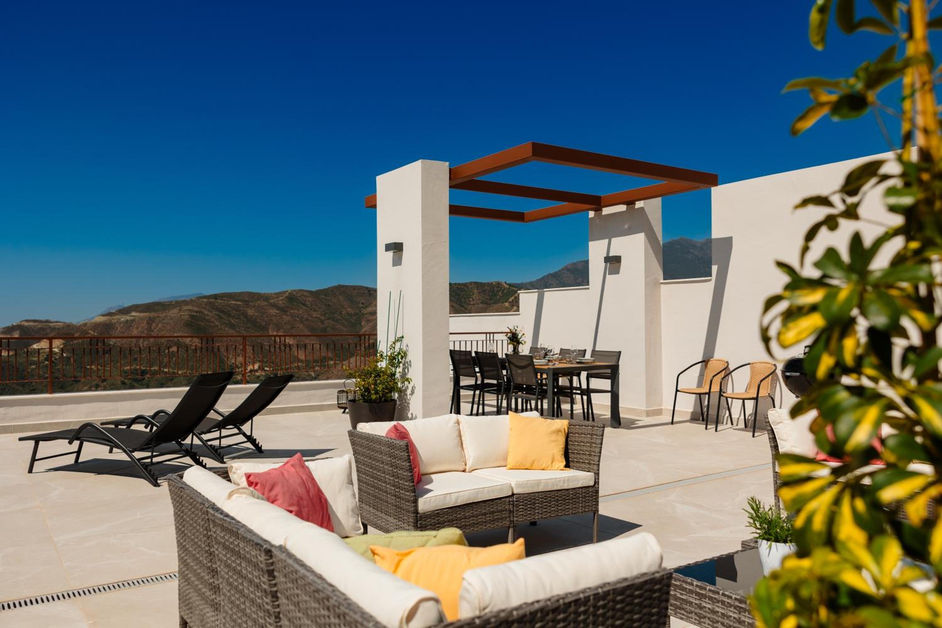 New built penthouse with stunning sea views Almazara Hills