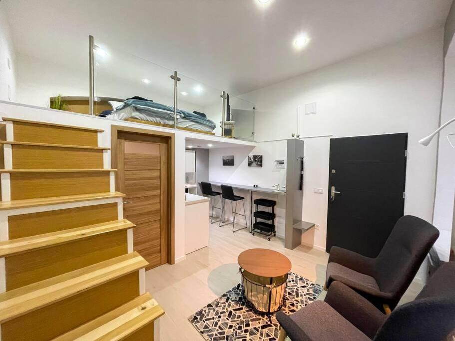 Stylish quiet central home w cheap parking closeby view 4