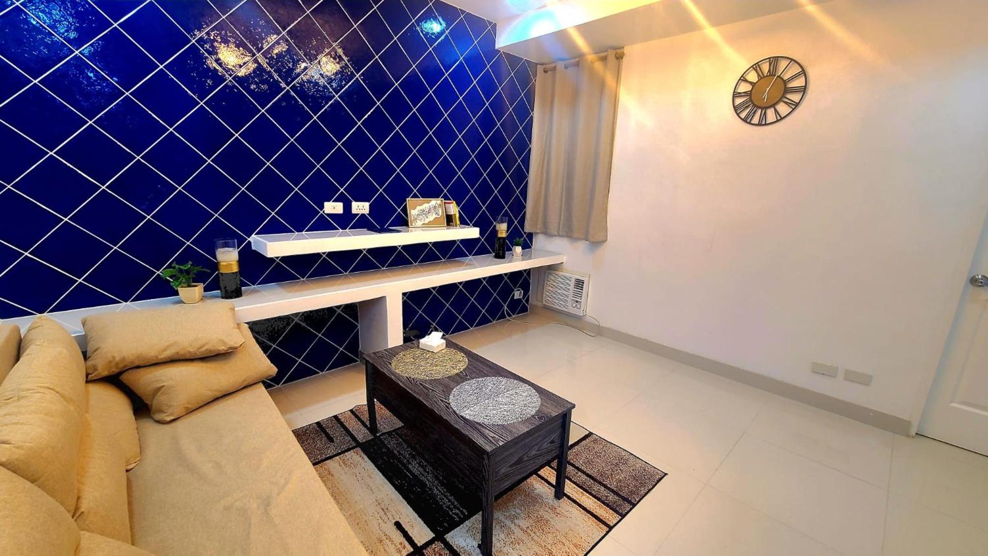 BGC Beautiful Large 1 Bedroom Condo Sleeps 3 Adults