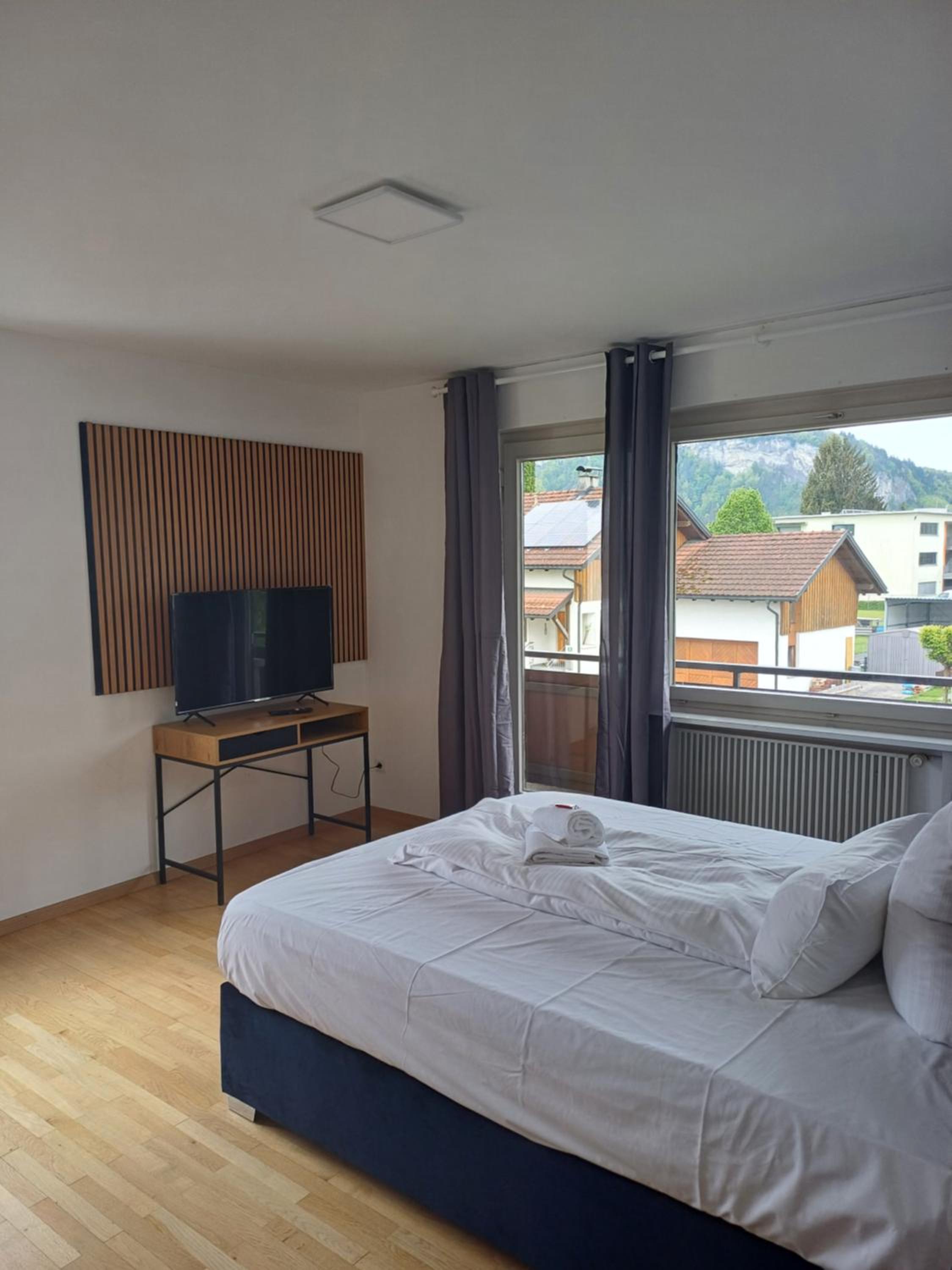 CROWN LIVING Design Apartment Mäder - Ideal für Feriengäste und Geschäftsreisende, gratis Parkplatz, Fahrrad- und Skiraum, Küche, Self Check-in