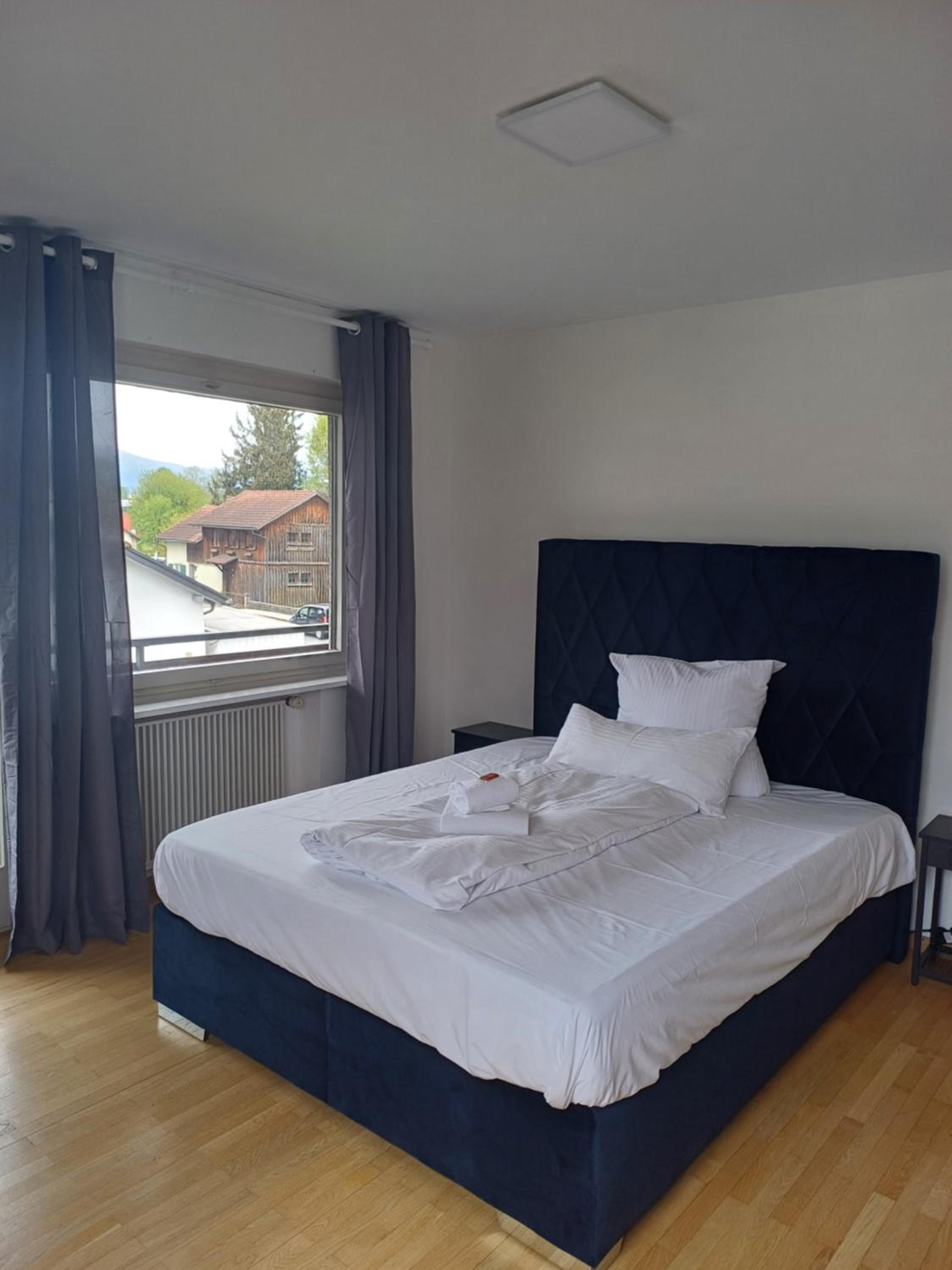 CROWN LIVING Design Apartment Mäder - Ideal für Feriengäste und Geschäftsreisende, gratis Parkplatz, Fahrrad- und Skiraum, Küche, Self Check-in